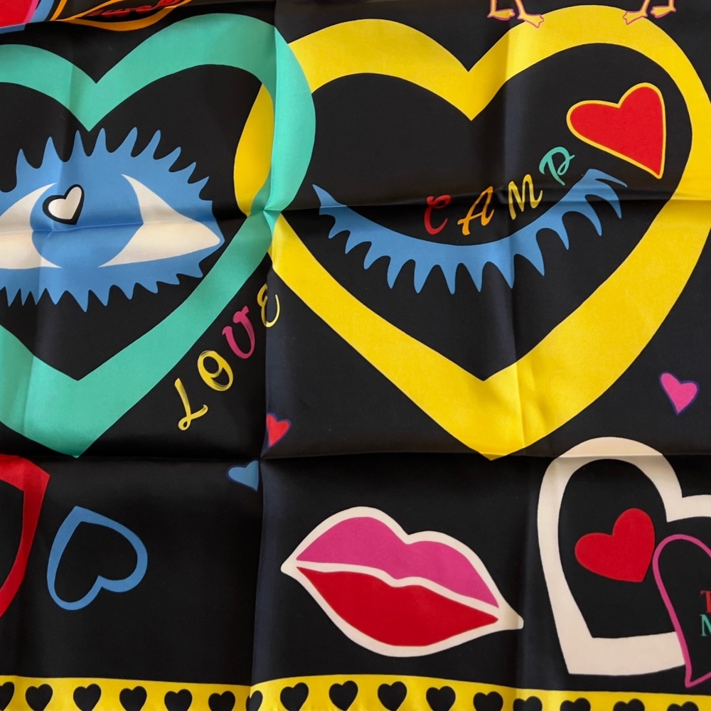 METROPOLITAN MUSEUM OF ART EYE HEART CAMP 100% SILK SCARF 21" SQ (VALENTINE)NIB - Picture 4 of 10